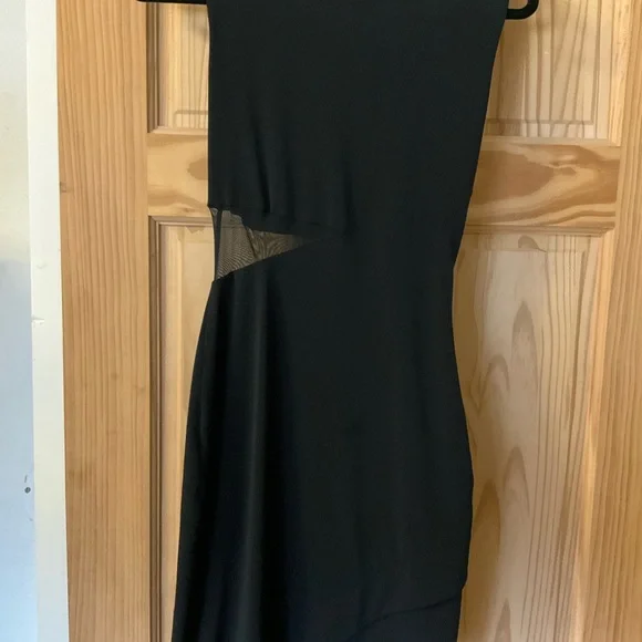 Elegant Black Sleeveless Dress - Picture 2 of 4